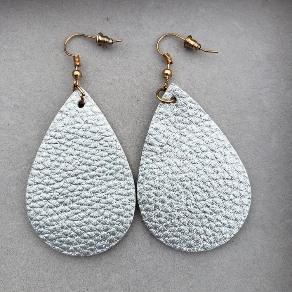 60. 3 Felt Dangle Earrings - Picture 9 of 11